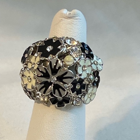 Enamel and rhinestone floral statement Ring in gray, black and cream size 5 - Picture 2 of 13